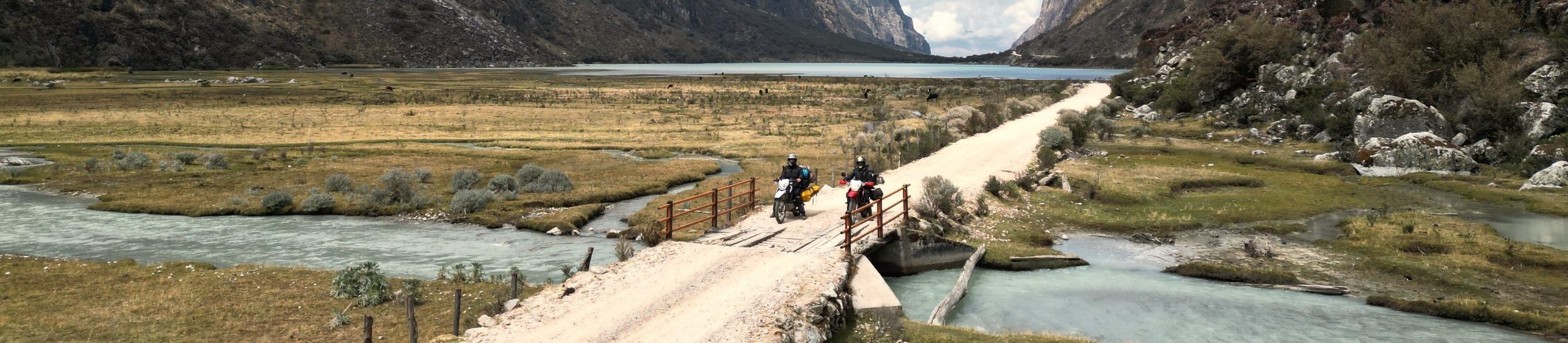 zwei Motorräder vom Motorradkauf in Kolumbien
