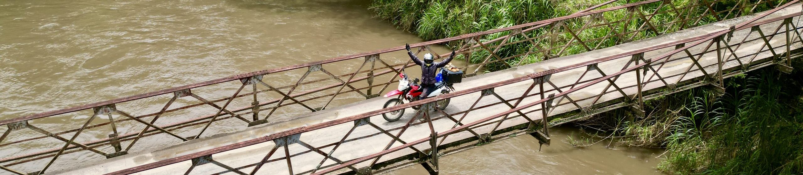 Motorrad auf einer Brücke in Kolumbien