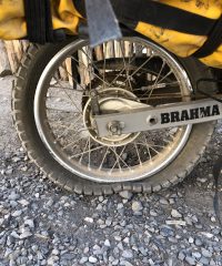 Motorrad mit plattem Reifen auf Schotterpiste in den Bergen von Peru während Motorradreise durch Südamerika