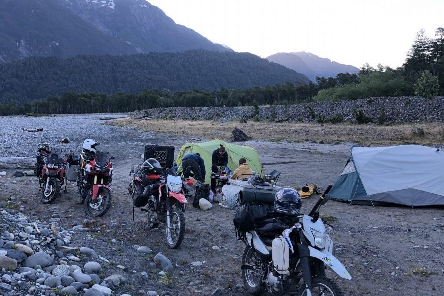 Motorradreise und Wildcamping-Abenteuer in Südamerika