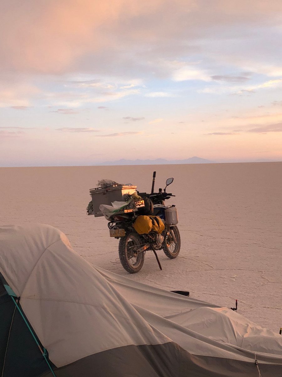 Wildcamping-Erfahrung auf Motorradreise durch Südamerika – Zelt auf dem Salar de Uyuni in Bolivien