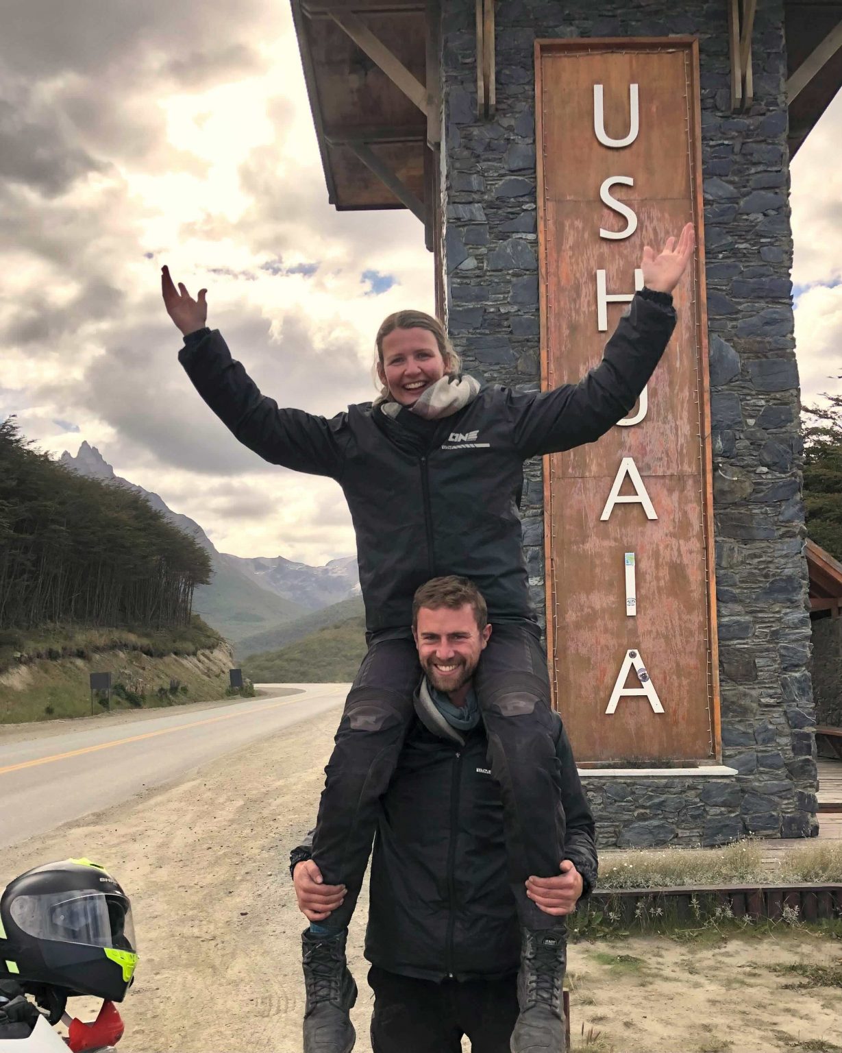 Ela und Philipp vor Ushuaia-Schild in Argentinien während ihrer Motorradreise durch Südamerika