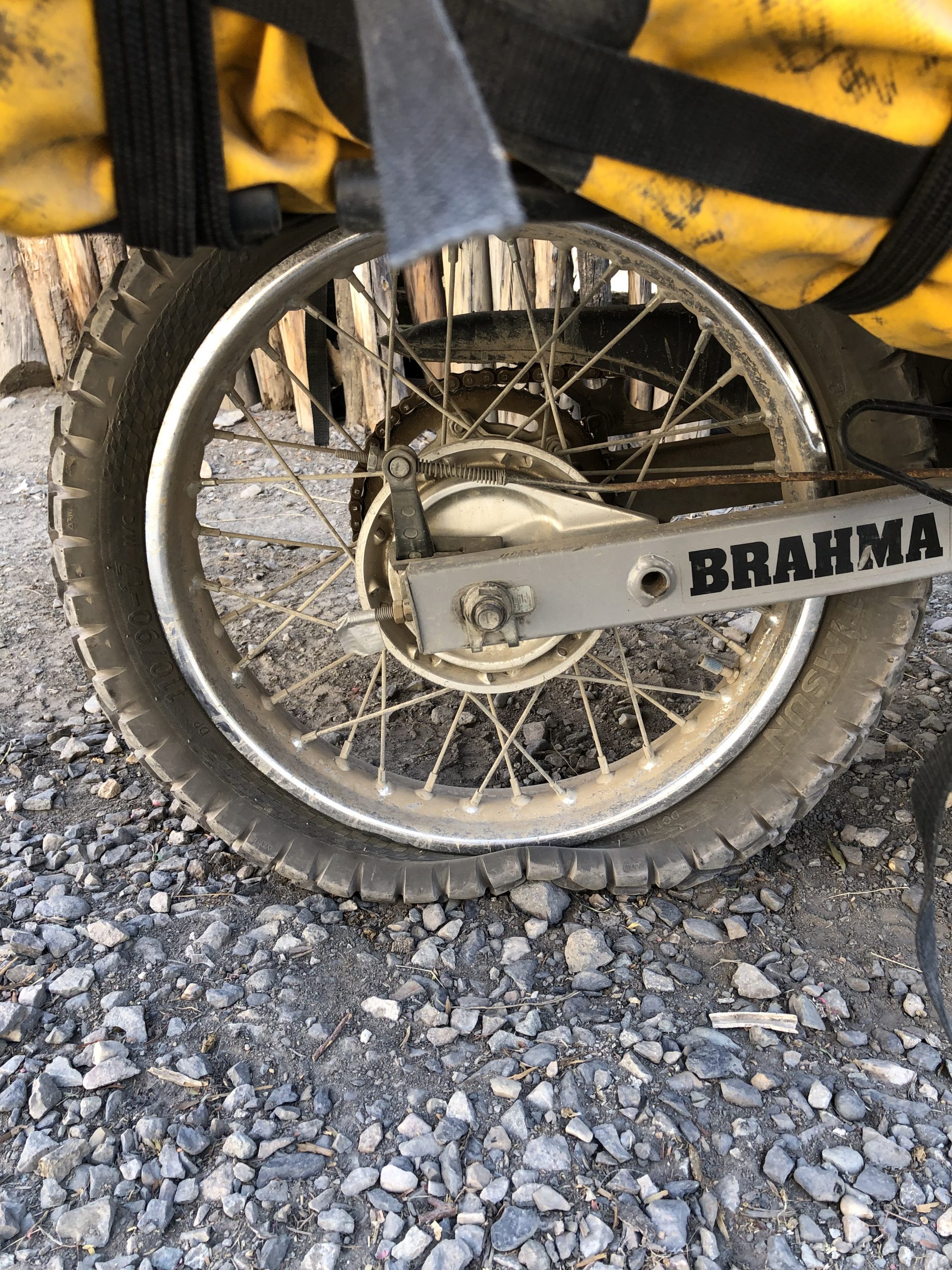 Motorrad mit plattem Reifen auf Schotterpiste in den Bergen von Peru während Motorradreise durch Südamerika