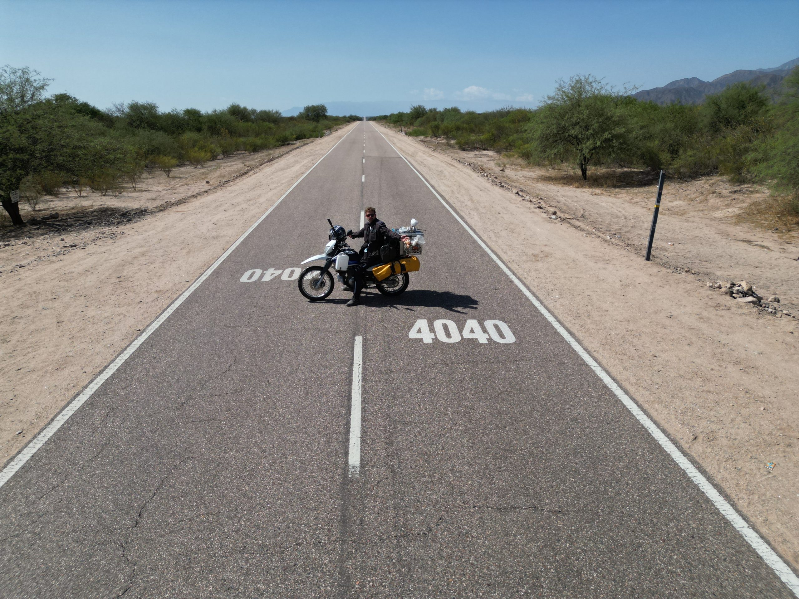 Motorradfahrer auf Ruta 40 in Argentinien auf endloser Straße während Motorradreise durch Südamerika