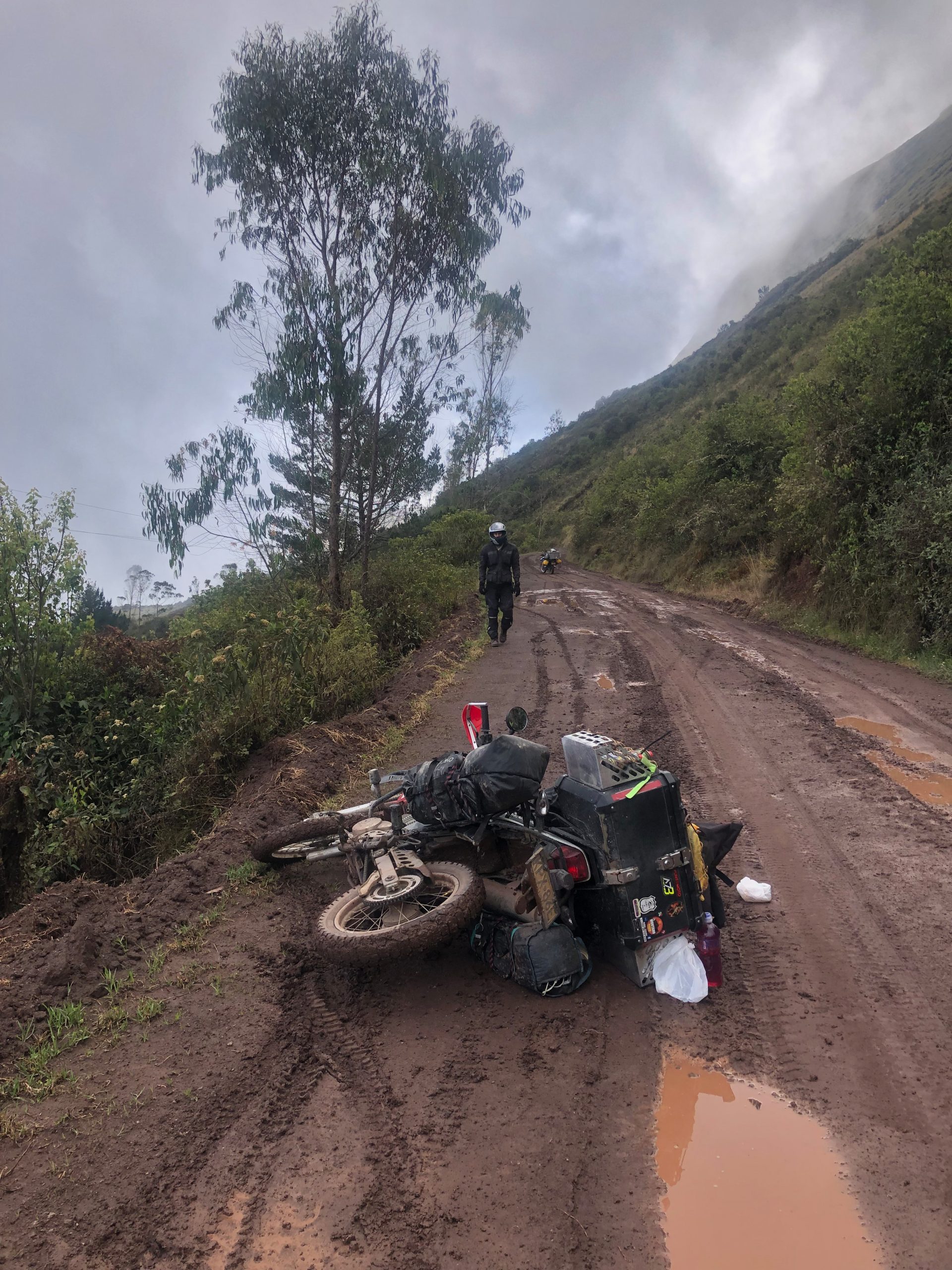 Im Schlamm liegendes Motorrad auf Bergstraße in Peru während Motorradreise durch Südamerika