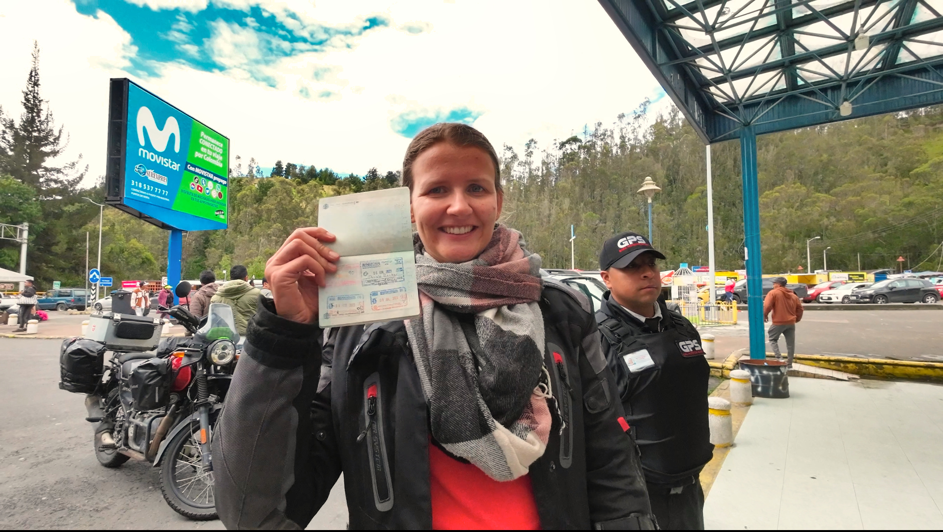 Motorradfahrerin nach erfolgreichem Grenzübertritt von Kolumbien nach Ecuador