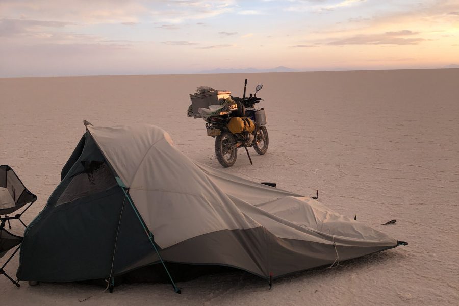 Wildcamping auf der Salar de Uyuni in Bolivien – Zelt, Motorrad und Sonnenuntergang auf der weiten Salzwüste