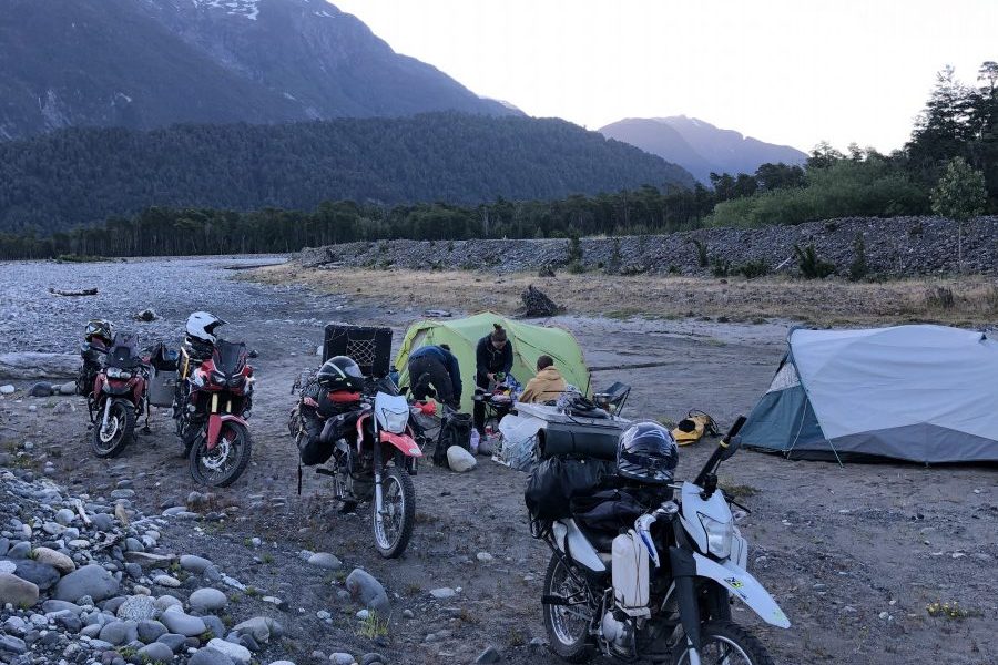 Motorradreise und Wildcamping-Abenteuer in Südamerika